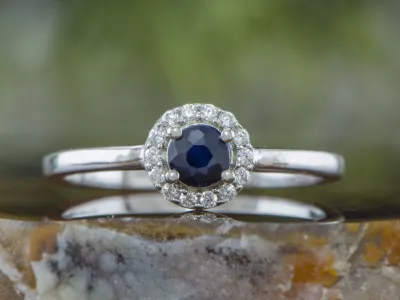 Silberring mit blauem Saphir