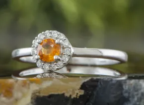 Silberring mit orangefarbenem Saphir