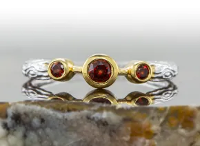 Ring mit Granaten