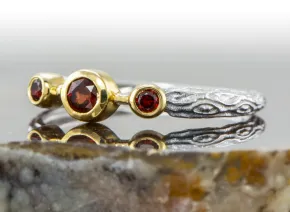 Ring mit Granaten