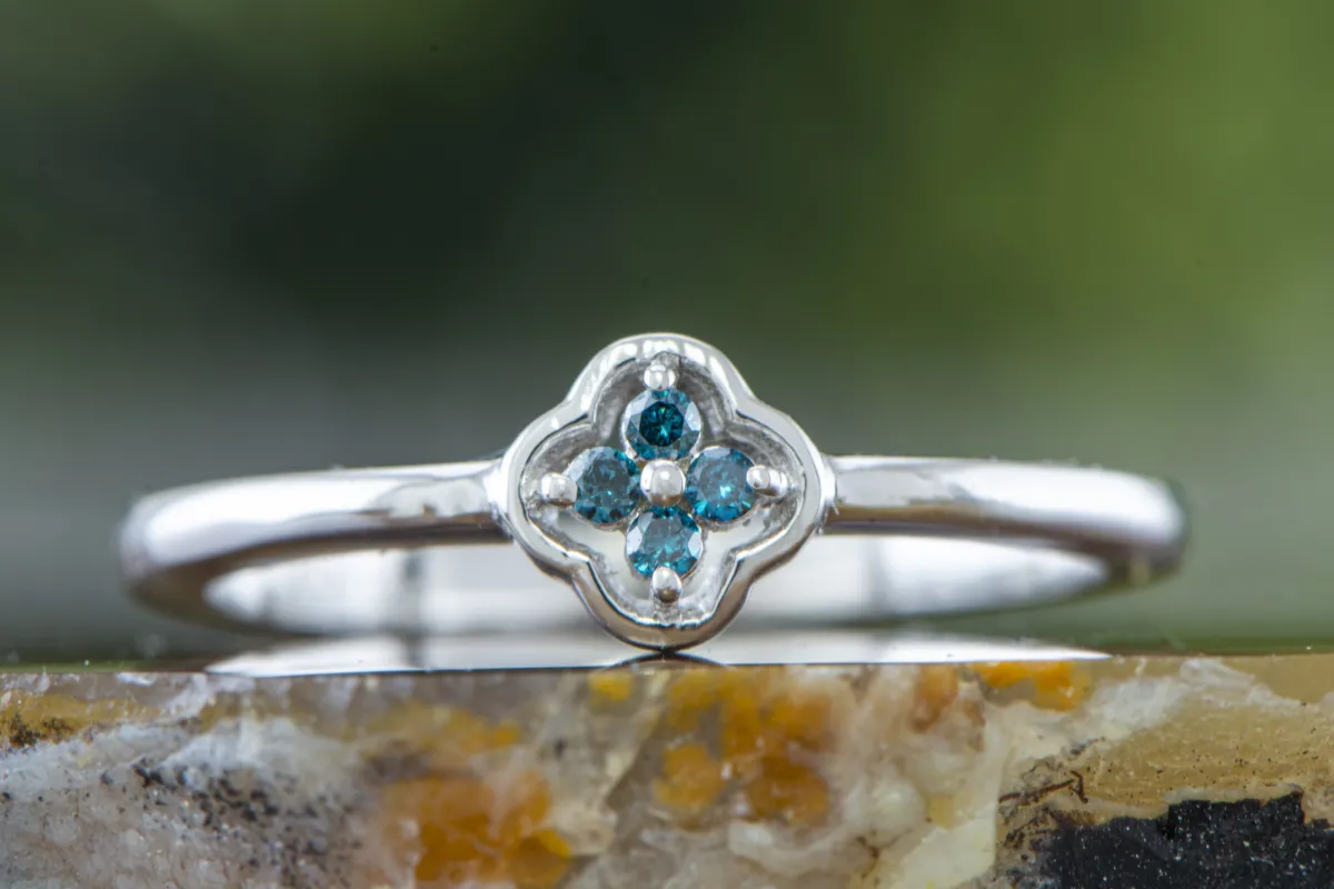 Ring mit blauen Diamanten