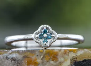 Ring mit blauen Diamanten