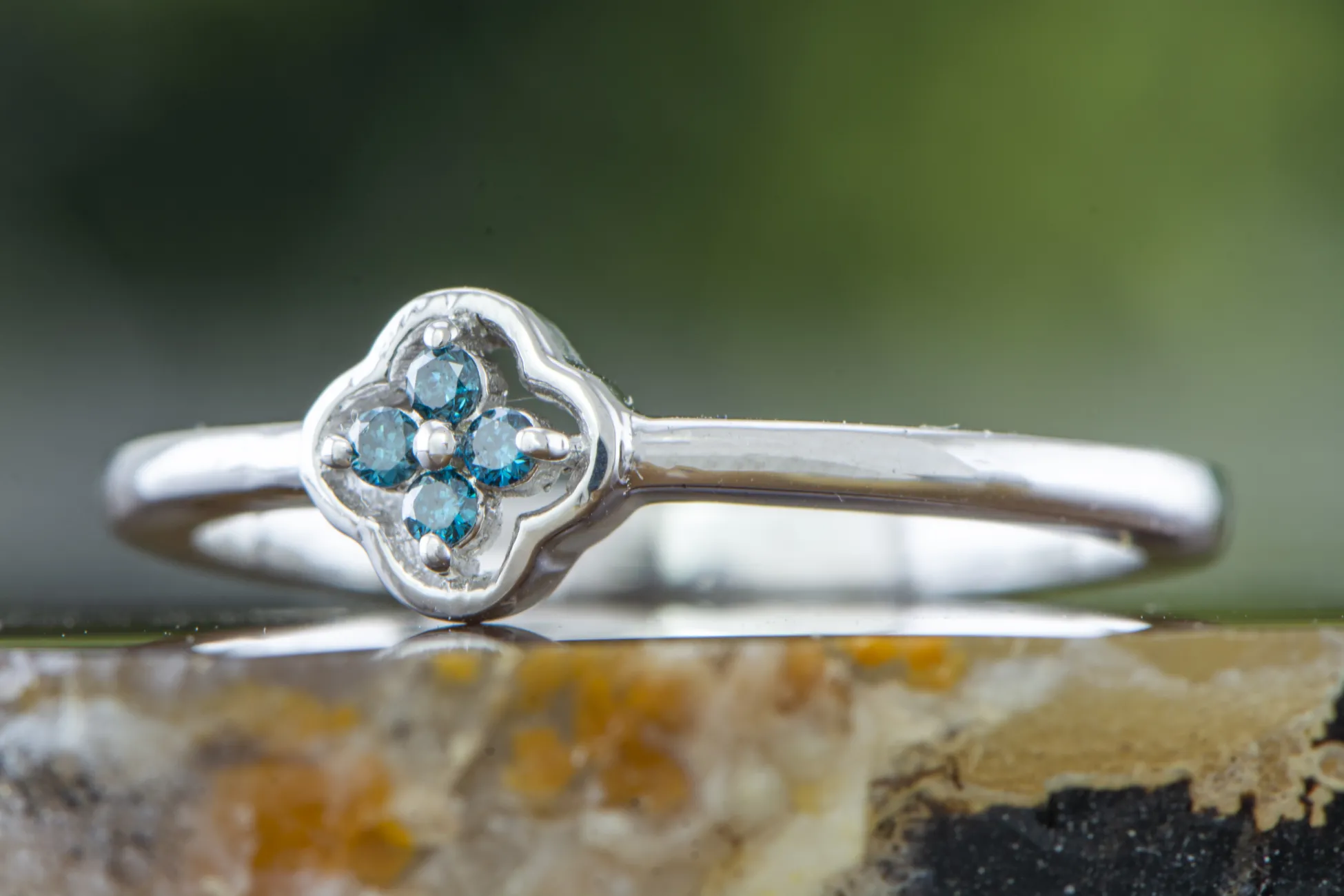 Ring mit blauen Diamanten