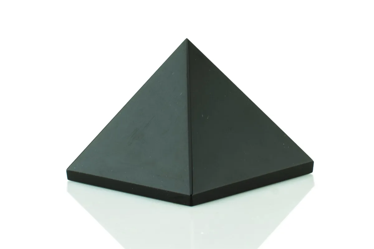 Pyramide aus schwarzem Obsidian
