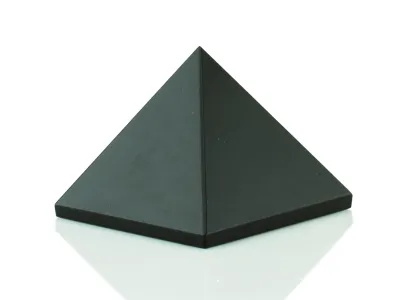 Pyramide aus schwarzem Obsidian