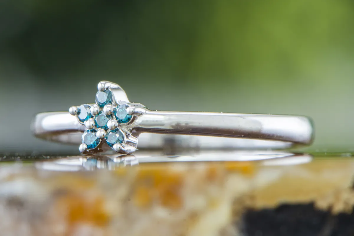 Silberring mit blauen Diamanten
