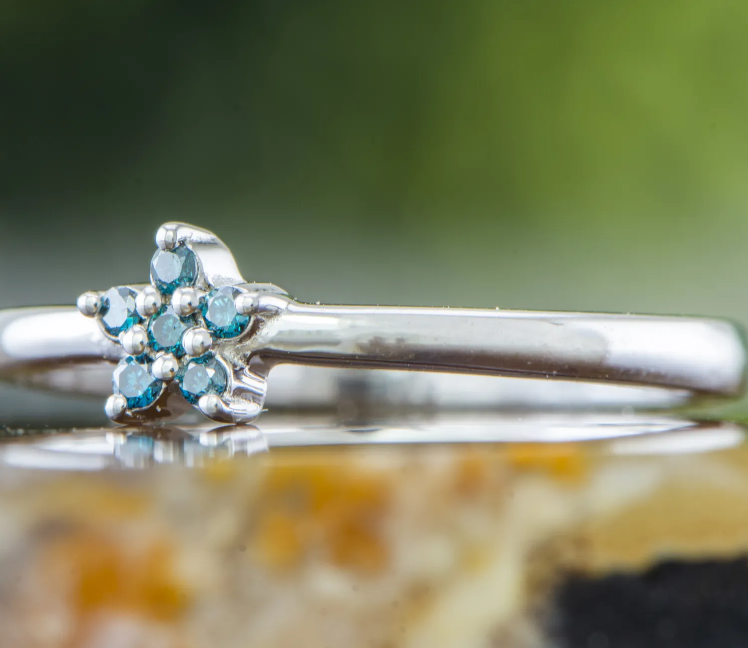 Silberring mit blauen Diamanten