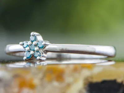 Silberring mit blauen Diamanten