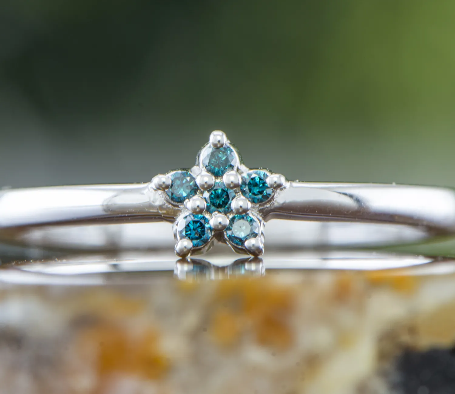 Silberring mit blauen Diamanten