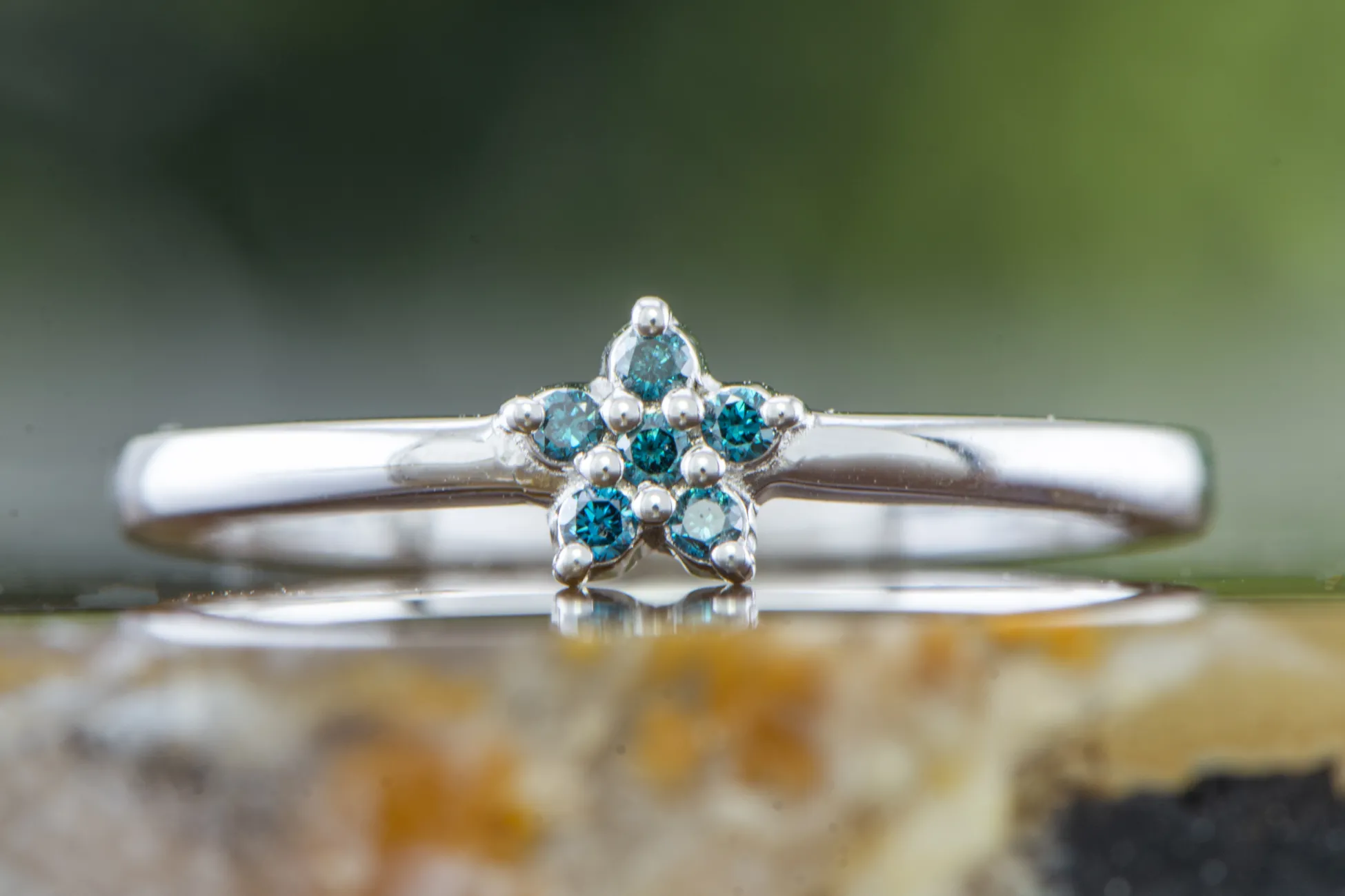 Silberring mit blauen Diamanten
