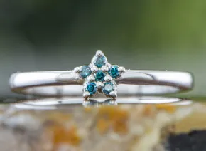 Silberring mit blauen Diamanten
