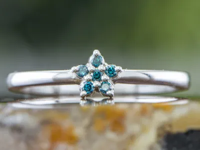 Silberring mit blauen Diamanten