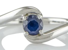 Ring mit Saphir