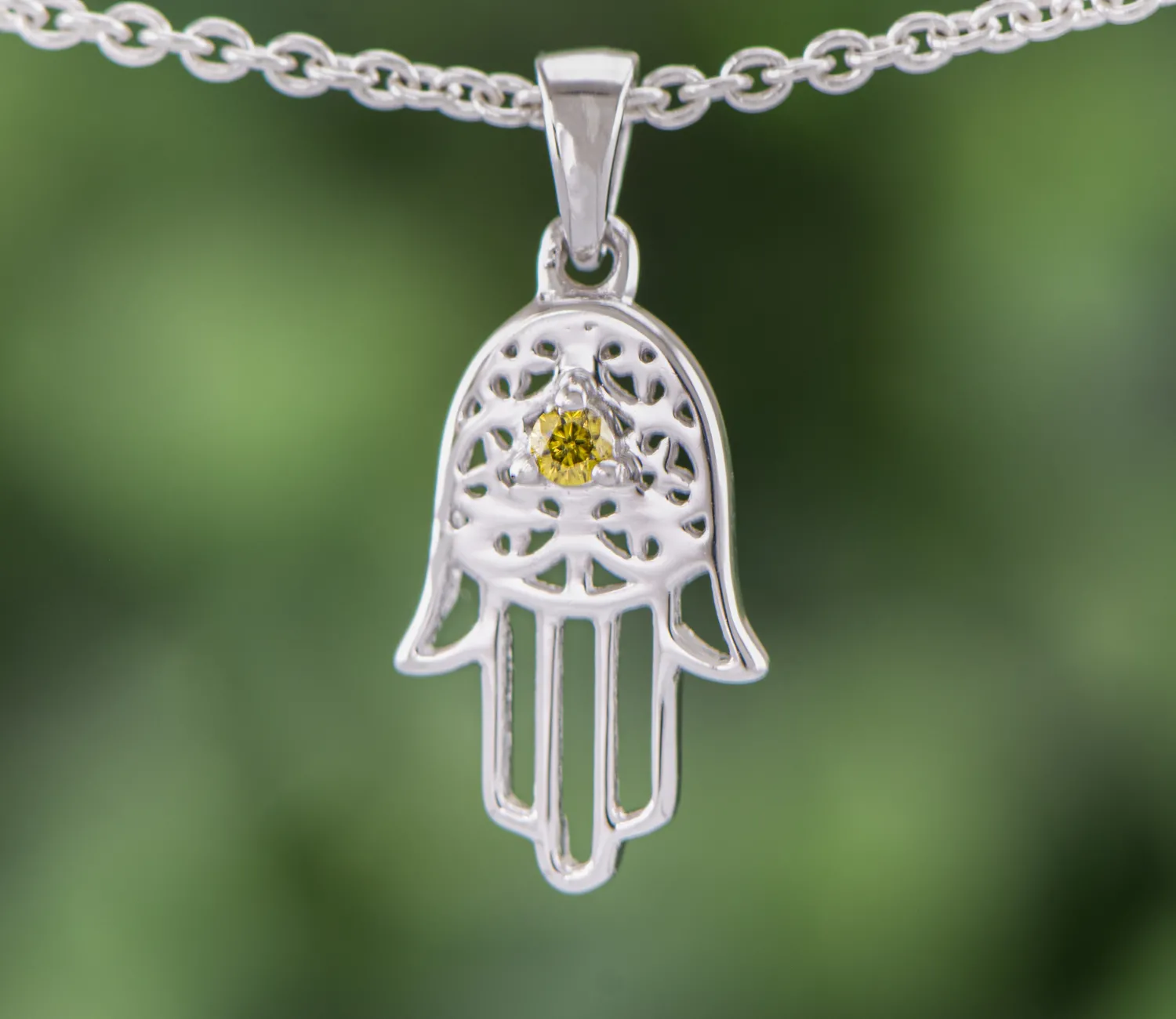 Die Hand der Hamsa mit gelbem Diamanten