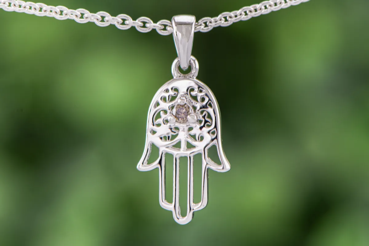 Die Hand der Hamsa mit Schokoladendiamant