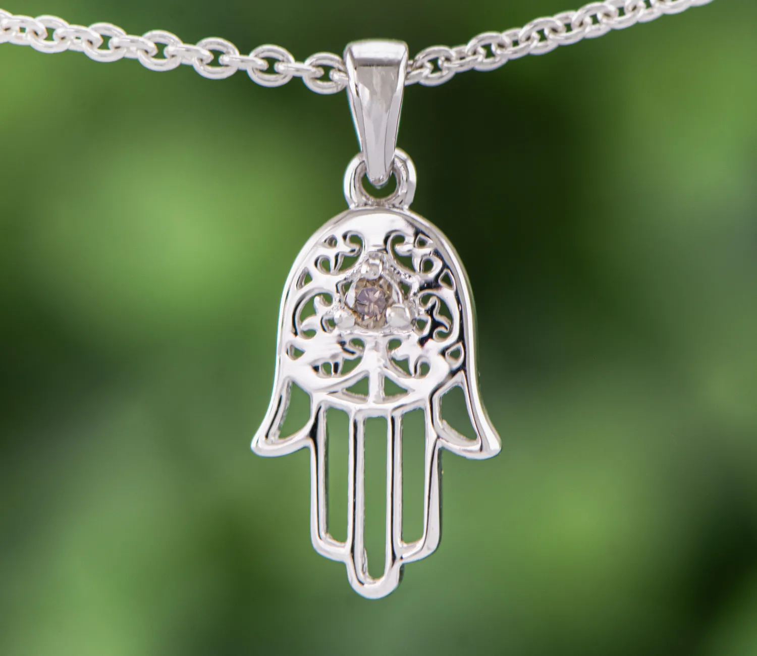 Die Hand der Hamsa mit Schokoladendiamant