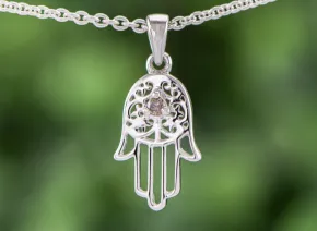 Die Hand der Hamsa mit Schokoladendiamant