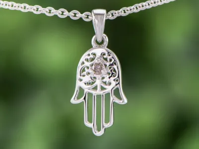 Die Hand der Hamsa mit Schokoladendiamant