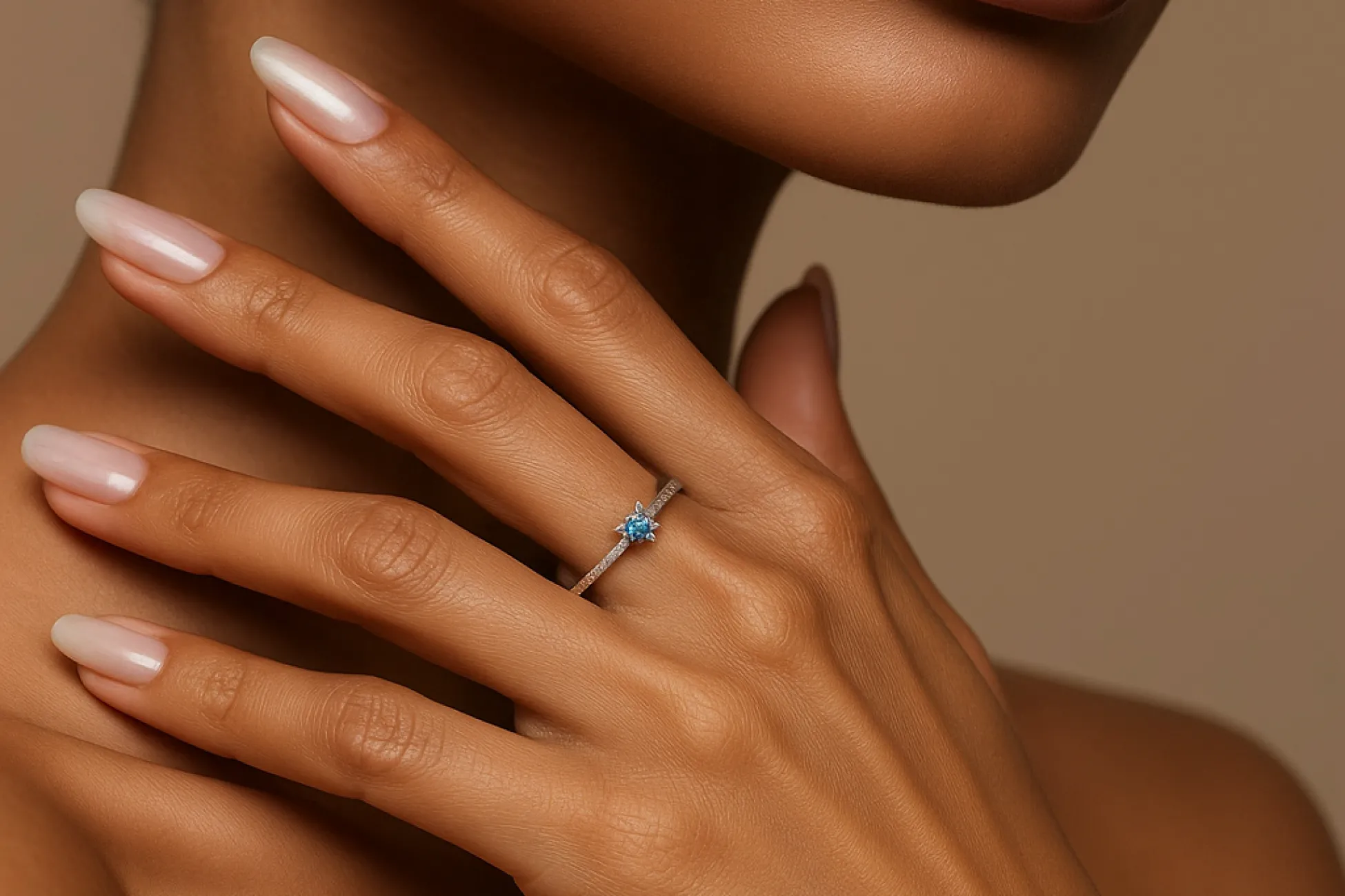 Silberring mit blauen Diamanten