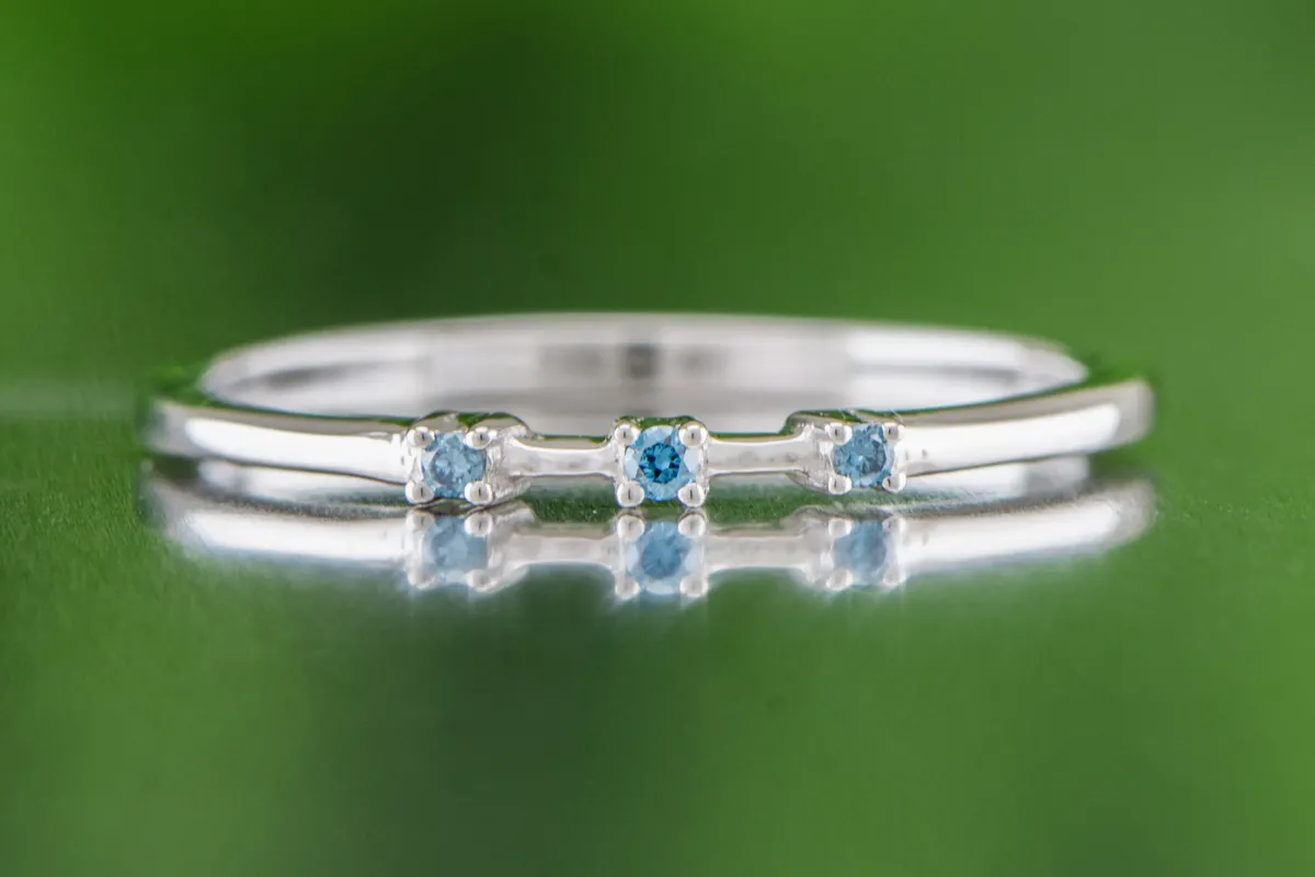 Silberring mit blauen Diamanten