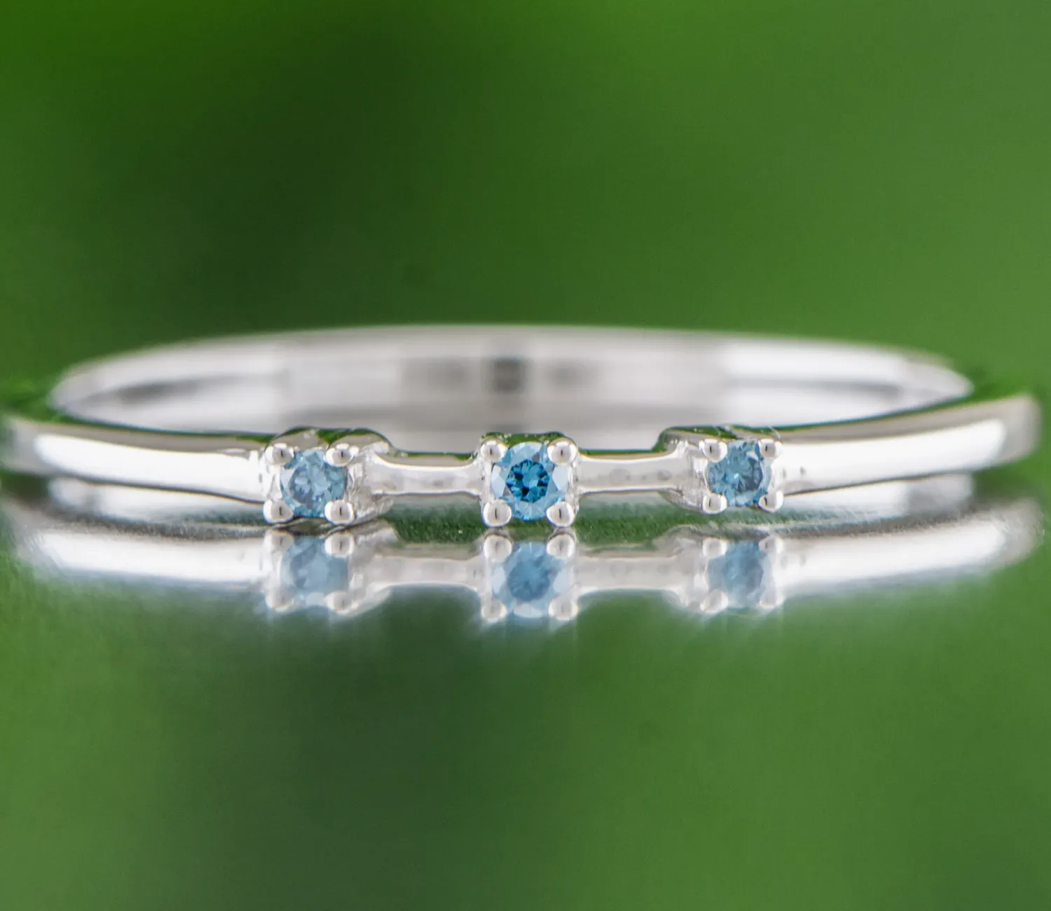 Silberring mit blauen Diamanten