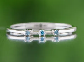 Silberring mit blauen Diamanten