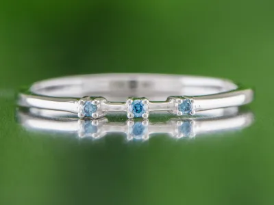 Silberring mit blauen Diamanten