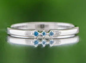 Silberring mit blauen Diamanten
