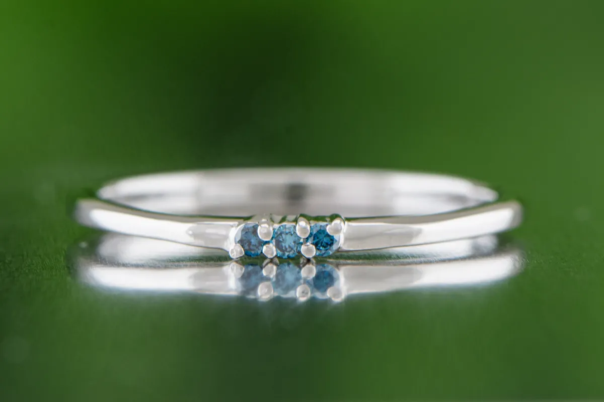 Feiner Silberring mit blauen Diamanten