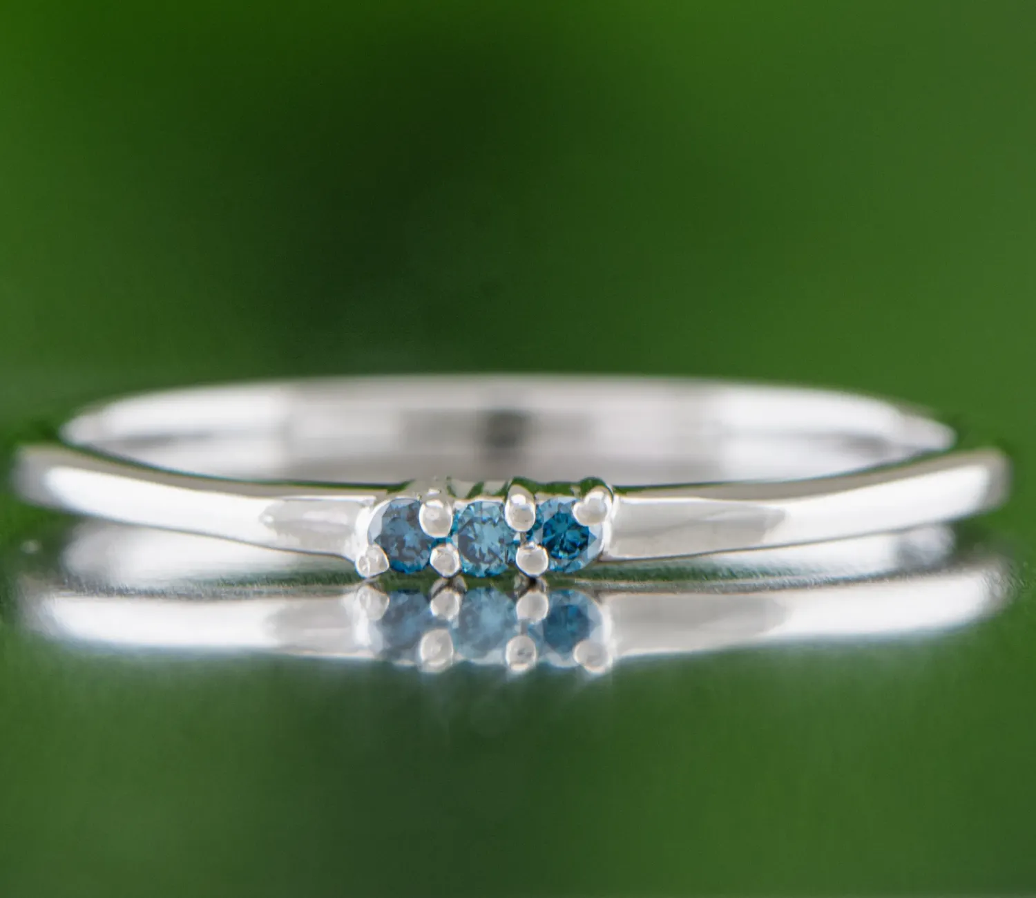 Feiner Silberring mit blauen Diamanten