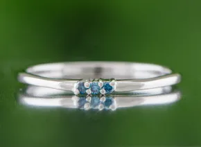Feiner Silberring mit blauen Diamanten
