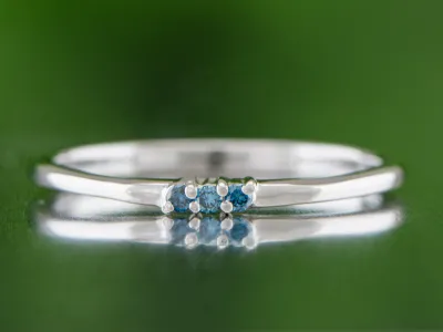 Feiner Silberring mit blauen Diamanten