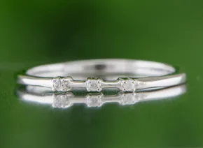 Eleganter Silberring mit Diamanten