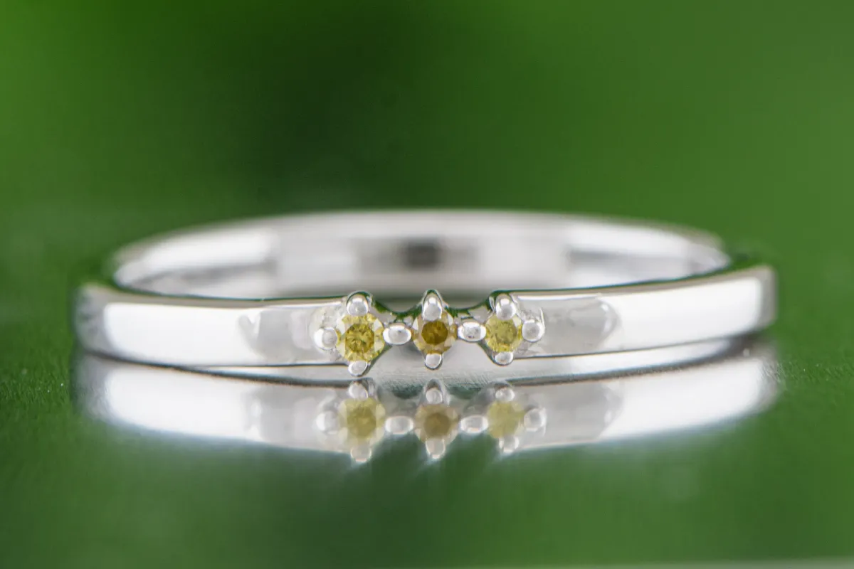 Ring mit gelben Diamanten