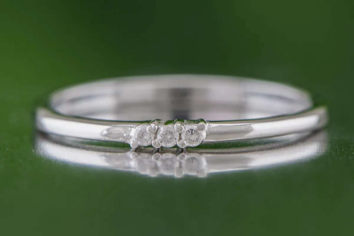 Eleganter silberner Ring mit Diamanten