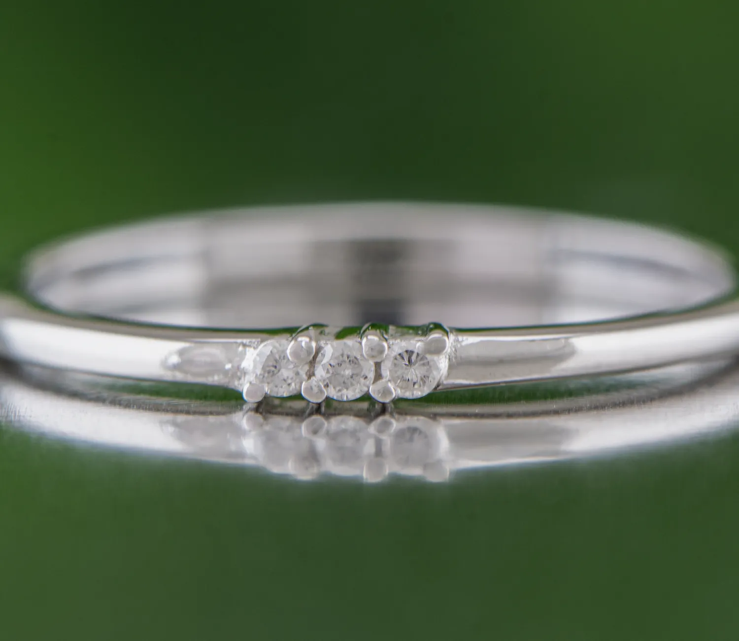 Eleganter silberner Ring mit Diamanten