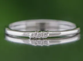 Eleganter silberner Ring mit Diamanten