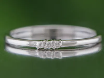 Eleganter silberner Ring mit Diamanten