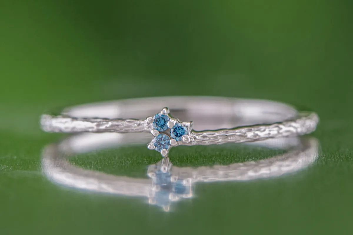 Silberring mit blauen Diamanten