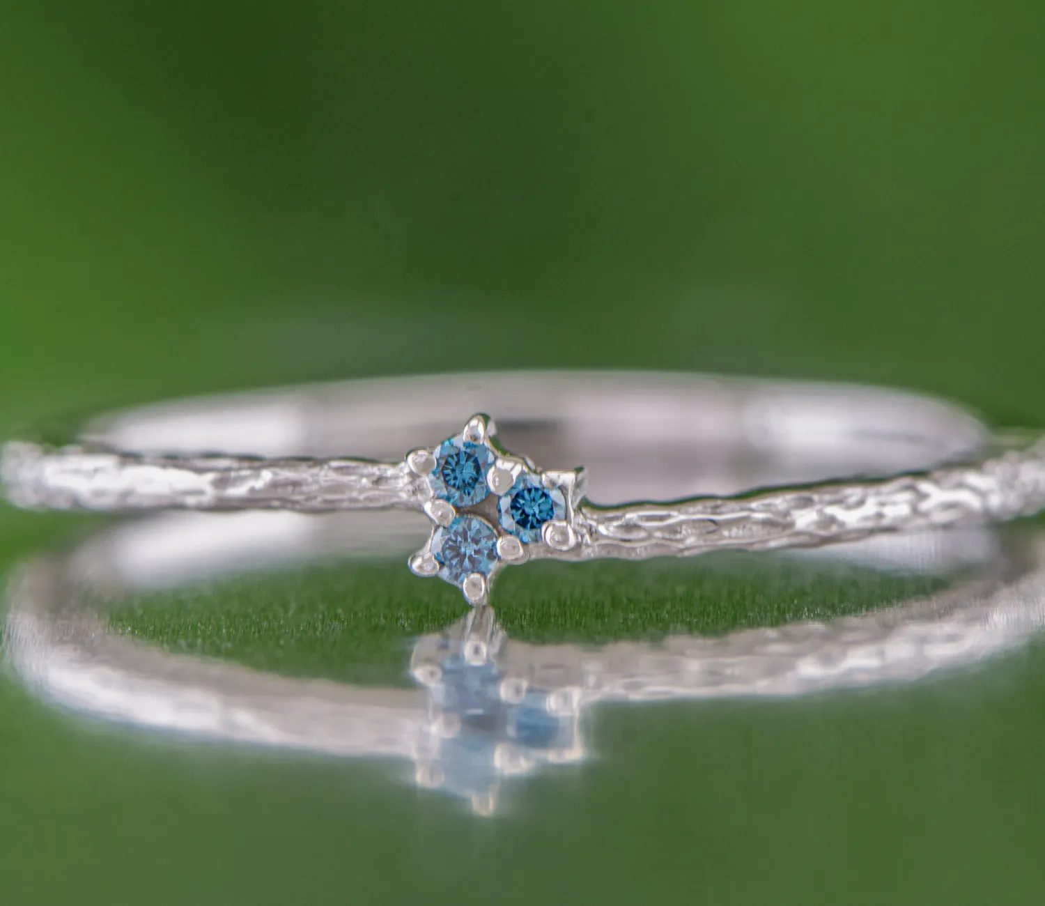 Silberring mit blauen Diamanten