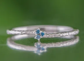 Silberring mit blauen Diamanten