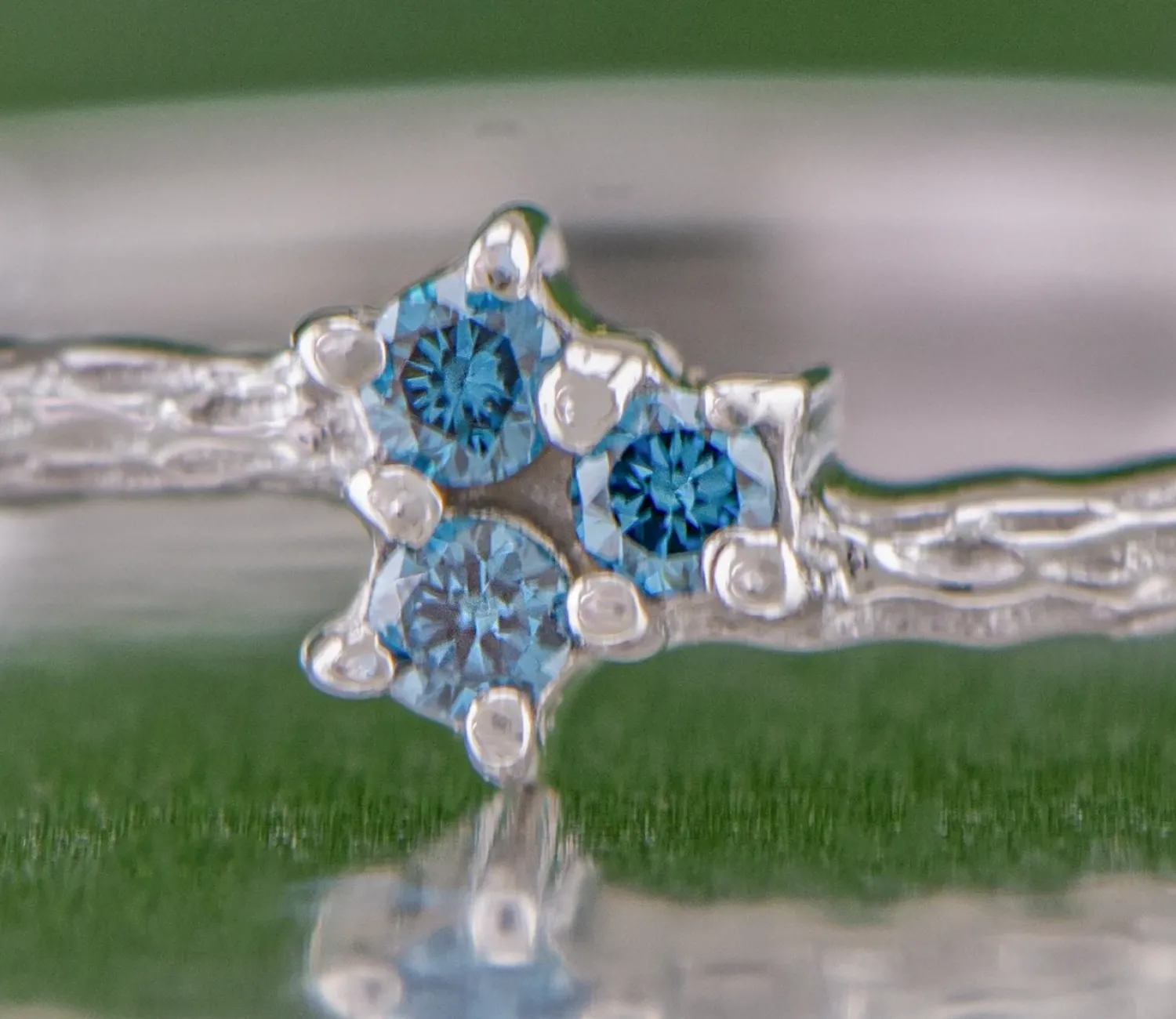 Silberring mit blauen Diamanten