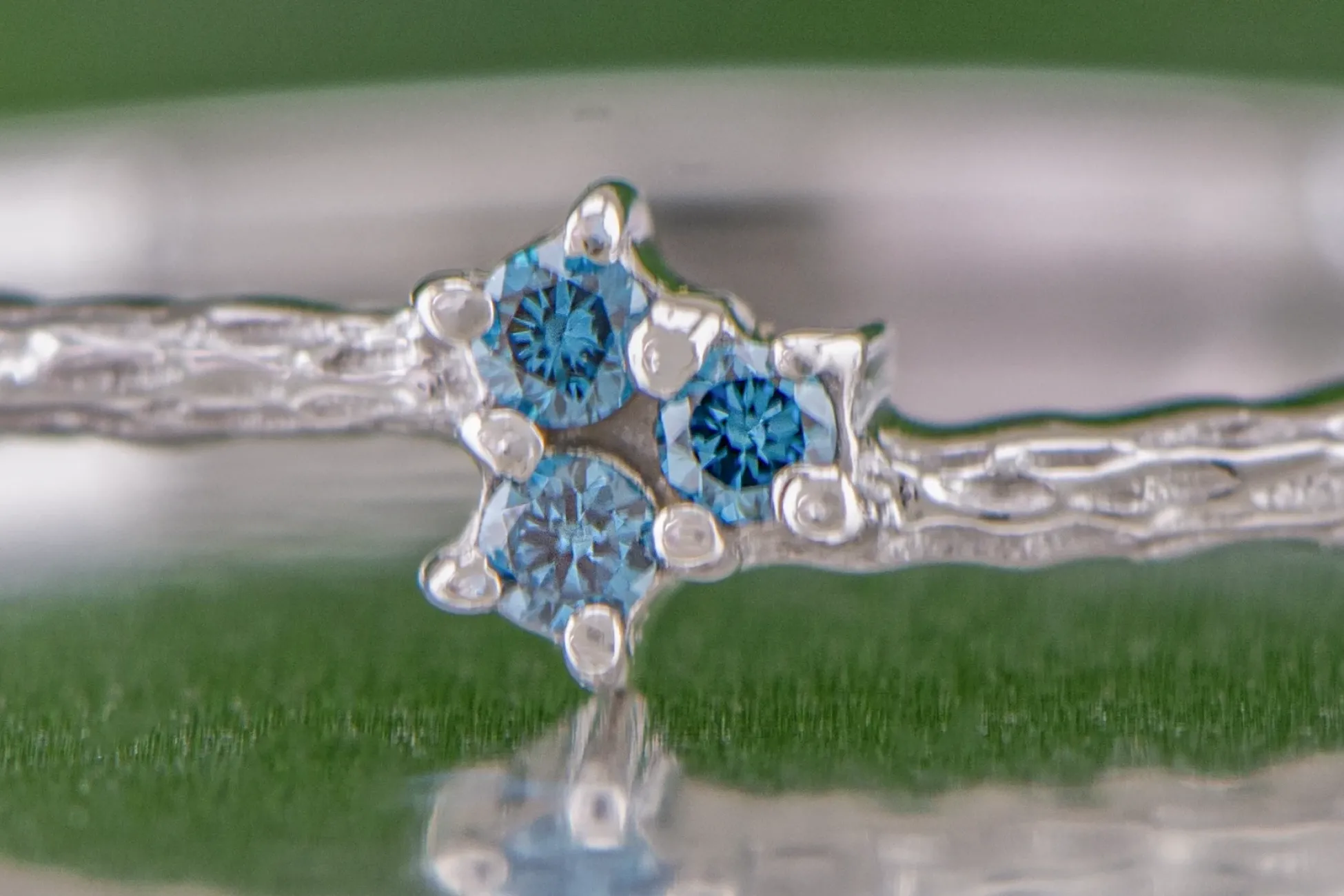 Silberring mit blauen Diamanten