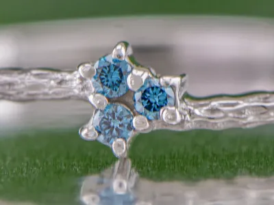 Silberring mit blauen Diamanten