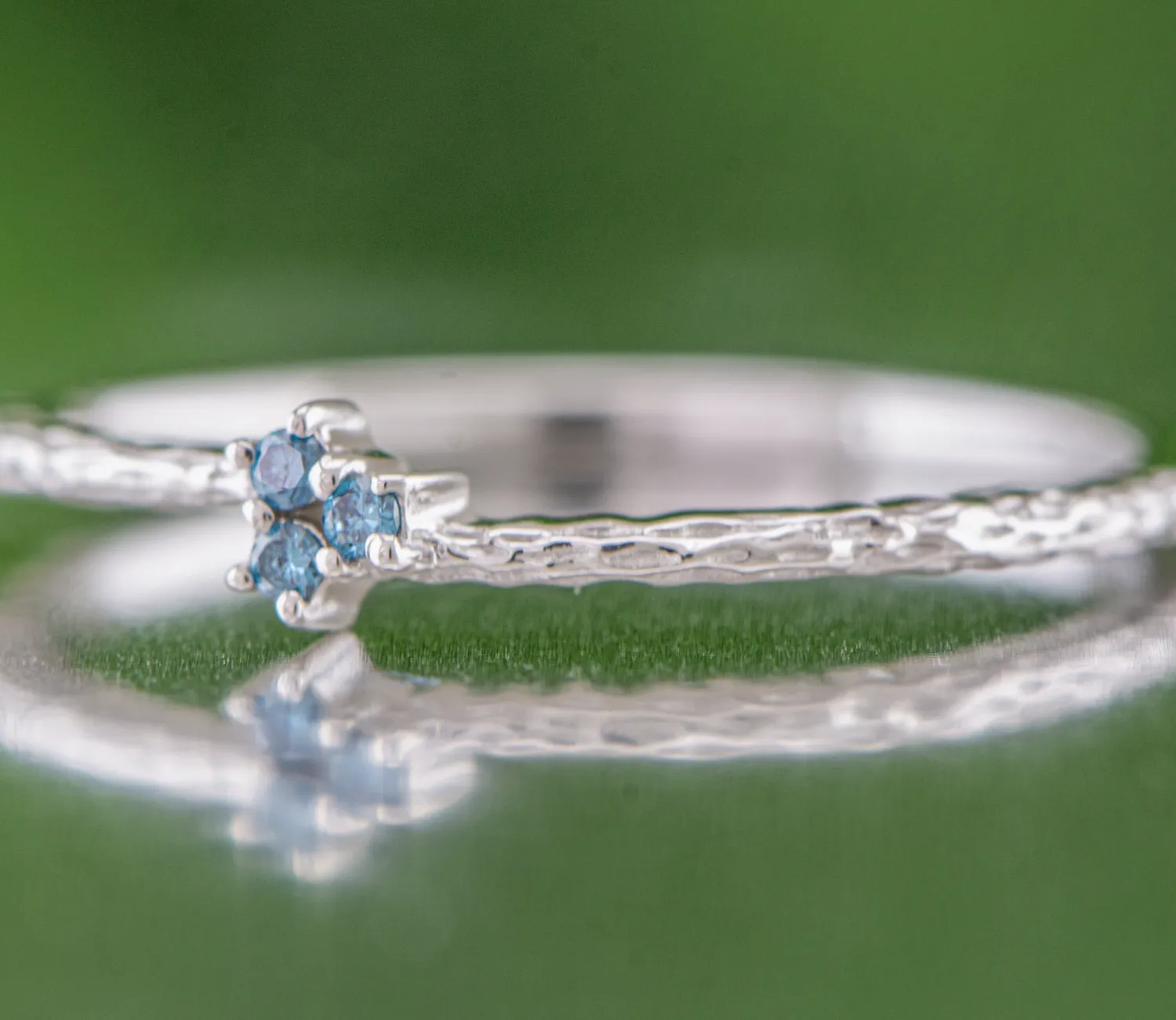 Silberring mit blauen Diamanten