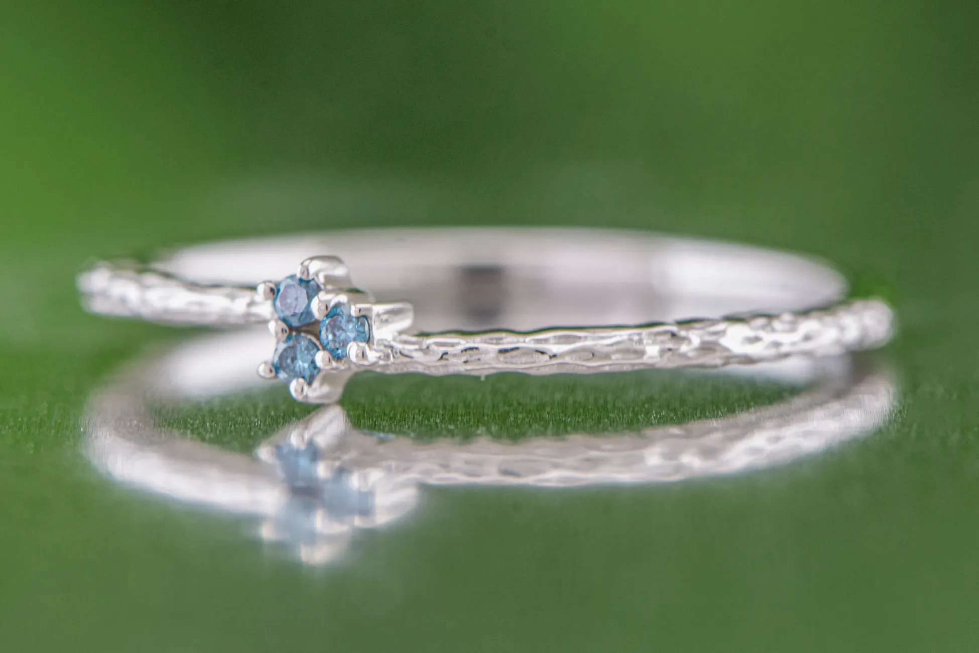 Silberring mit blauen Diamanten