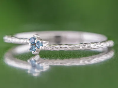 Silberring mit blauen Diamanten