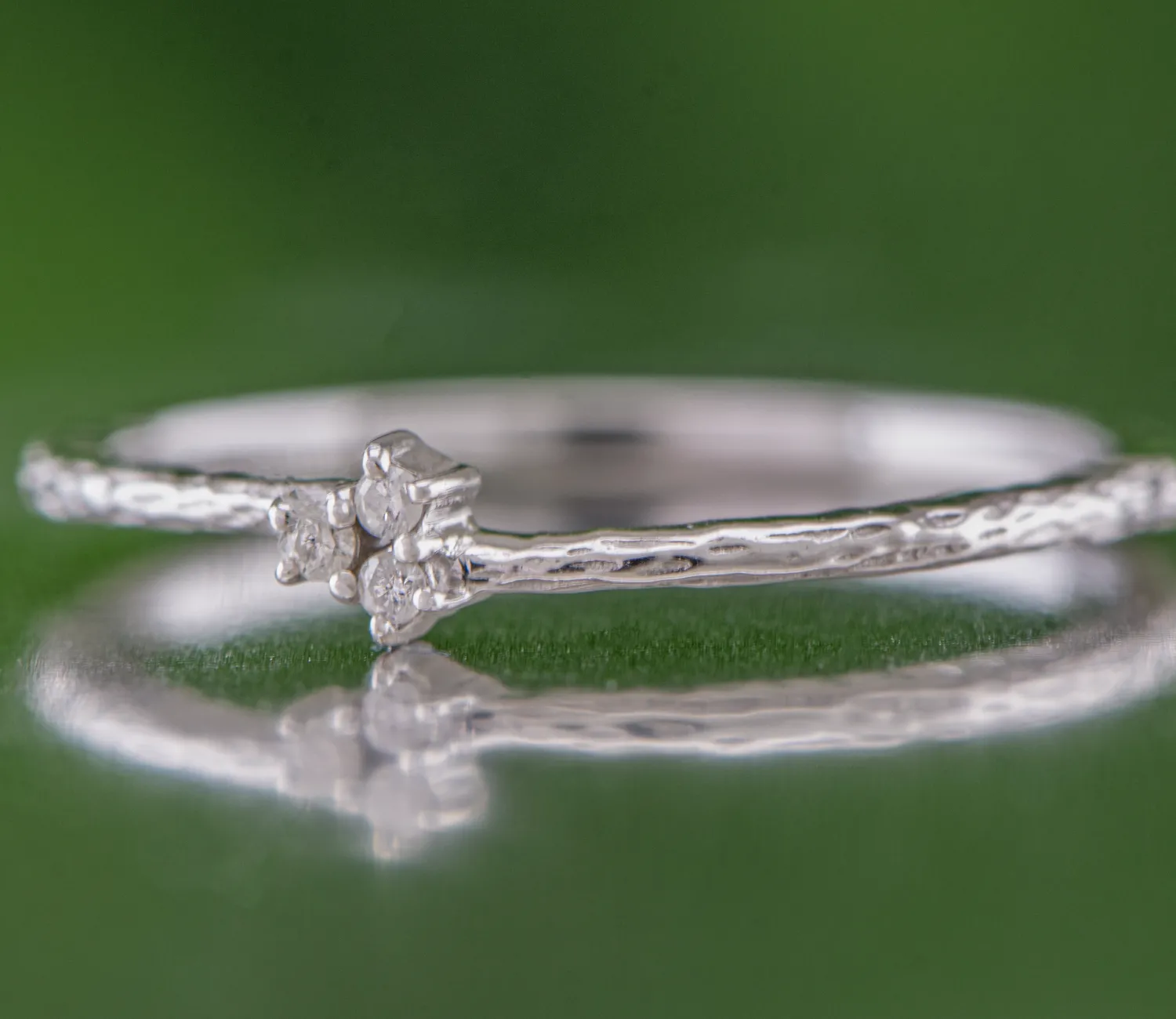 Silberring mit Diamanten