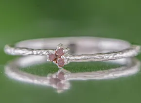 Silberring mit roten Diamanten