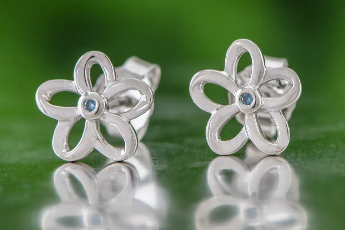Ohrringe mit blauen Diamanten